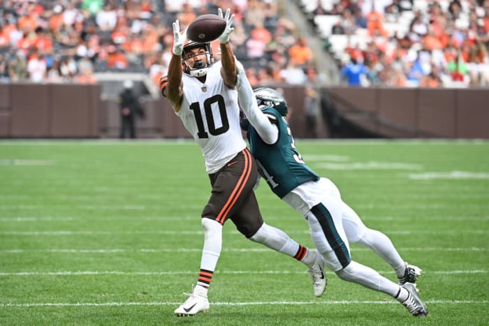 Aug 21, 2022; Cleveland, Ohio, USA; Cleveland Browns wide receiver Anthony Schwartz (10) makes a catch as Philadelphia Eagles cornerback Kary Vincent Jr. (34) defends during the first half at FirstEnergy Stadium. Mandatory Credit: Ken Blaze-USA TODAY Sports